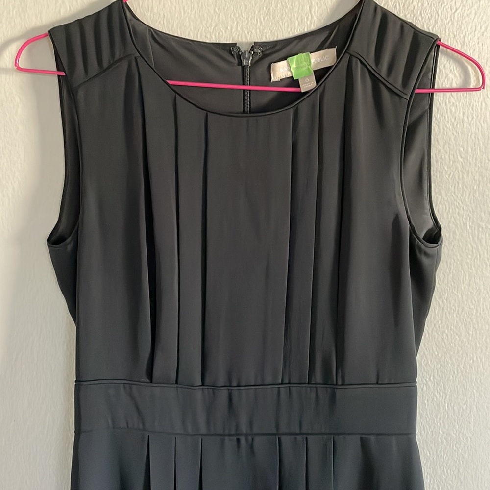 Banana Republic pleated dress - Picture 2 of 7